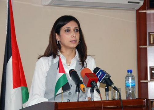 السيدة علا عوض، رئيس الإحصاء الفلسطيني تستعرض الواقع العمالي في فلسطين لعام 2015 عشية اليوم العالمي للعمال، 01/05/2016.