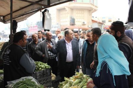  محافظ جنين يمهل التجار بإزالة التعديات والتقييد بالنظام للحد من الفوضى في أسواق المدينة 