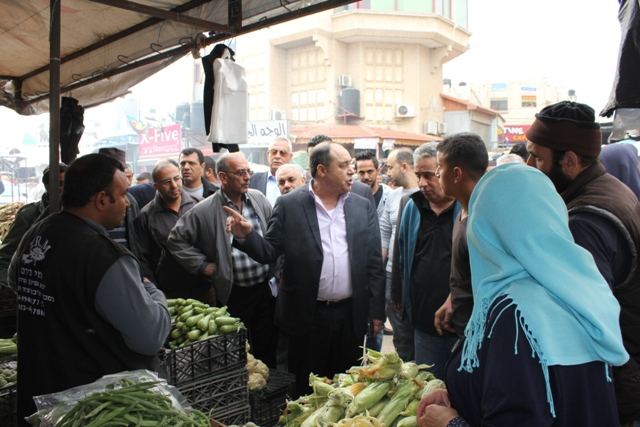  محافظ جنين يمهل التجار بإزالة التعديات والتقييد بالنظام للحد من الفوضى في أسواق المدينة 