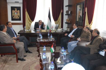  إدارة مستشفى الشهيد خليل سليمان الحكومي تطلع المحافظ رمضان على احتياجاته