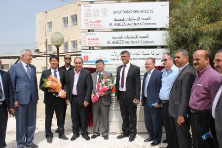 محافظ جنين اللواء إبراهيم رمضان يشارك في حفل وضع حجر الأساس للمركز الكوري الشبابي التابع لبلدية جنين