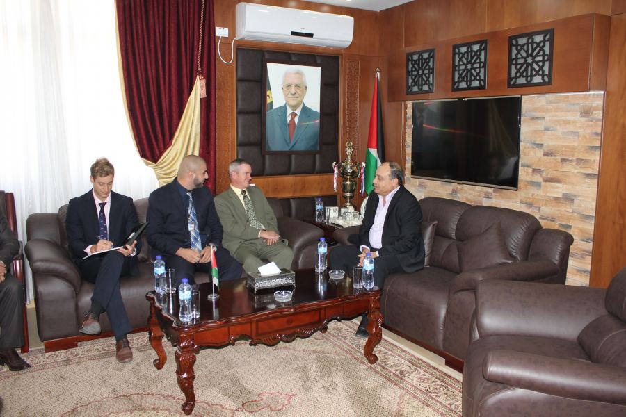 المحافظ رمضان يطلع المبعوث الكندي على الأوضاع العامة في محافظة جنين