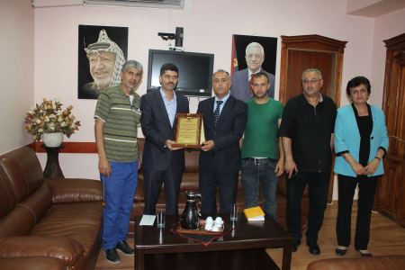  نائب المحافظ أبو الرب يكرم المعلم التركي " أوزهان "