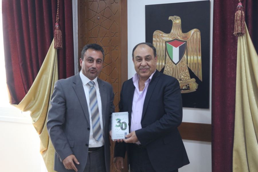 تعلوها الزهرة والطائر الوطنيان لفلسطين جنين: 