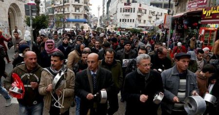 مسيرة "قرع الطناجر" تضامنا مع الأسرى في رام الله