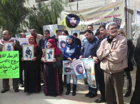 وقفة تضامنية مع اسرى الحرية في خيمة الاعتصام بالخليل