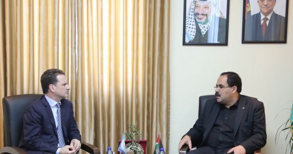انتهاء الازمة مع التربية.. الاونروا تلتزم بالمناهج الفلسطينية