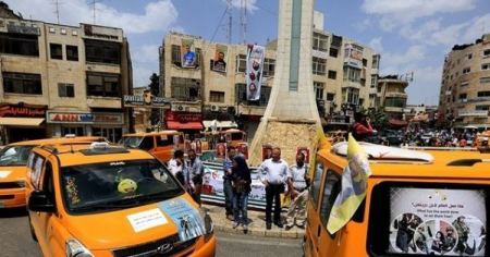 رام الله: مسيرة مركبات عمومية تضامنًا مع الأسرى