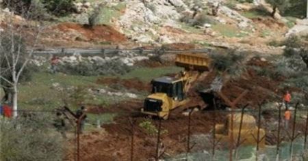 جرافات الاحتلال تقتلع عشرات اشجار الزيتون في سلفيت