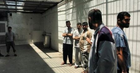 اصابات في صفوف الأسرى المضربين باقتحام سجن عسقلان