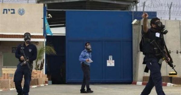 قوات القمع في سجن 