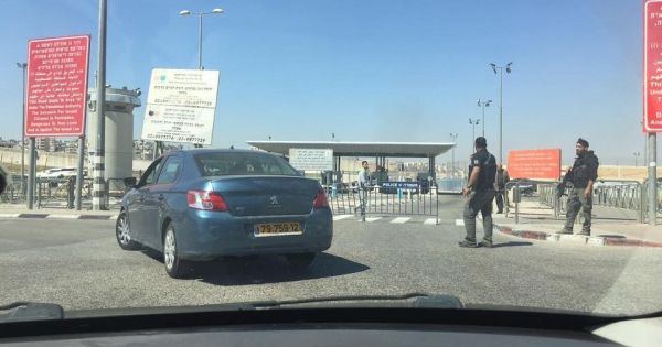 اعتقال فتاة على حاجز قلنديا واغلاقه باتجاه رام الله