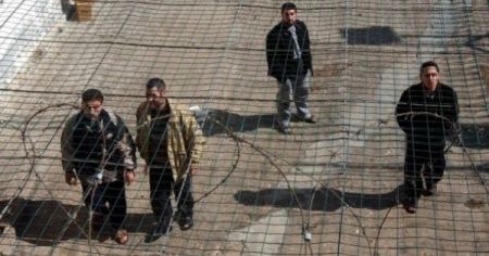 إدارة السجون تحجب قناة "فلسطين مباشر" عن الأسرى