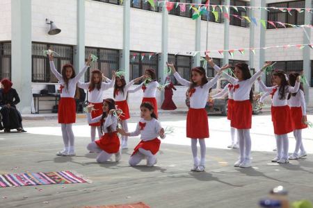 قوات الأمن الوطني تشارك في حضور حفل افتتاح معرض إعادة تدوير الإطارات في بلدة جلبون