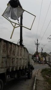 جنين : بلدية جنين تقوم بإزالة اللوحات الاعلانية المخالفة