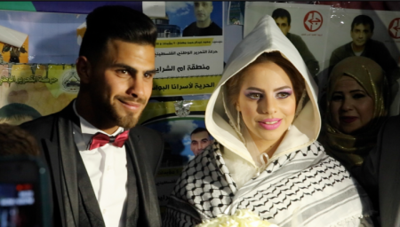  عروسان يحتفلان بزفافهما من داخل خيمة الاعتصام برام الله