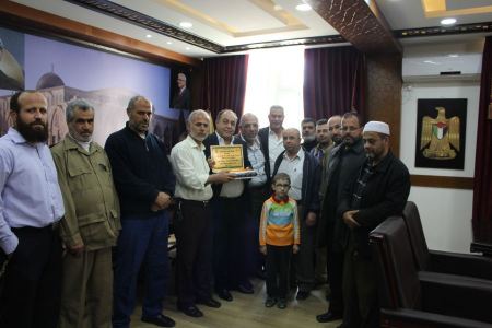 وفد من أئمة وخطباء المساجد يكرمون المحافظ رمضان