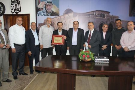 هيئة السلم الأهلي في بلدة سيلة الحارثية تكرم المحافظ رمضان