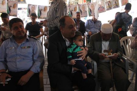  - المحافظ رمضان وقادة الأجهزة الأمنية يشاركون في الوقفة تضامنية مع أسرى الحرية والكرامة