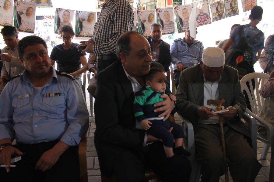  - المحافظ رمضان وقادة الأجهزة الأمنية يشاركون في الوقفة تضامنية مع أسرى الحرية والكرامة