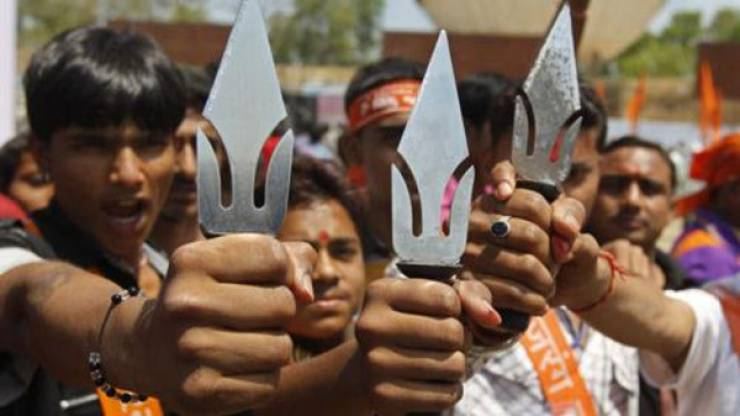 قتلوه أمام حبيبته وعلقوه على عمود