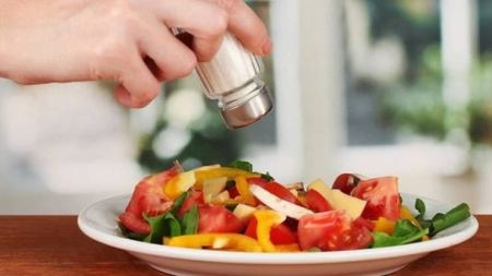 بعكس المتوقع.. هذا ما تفعله الأطعمة المالحة بجسمك