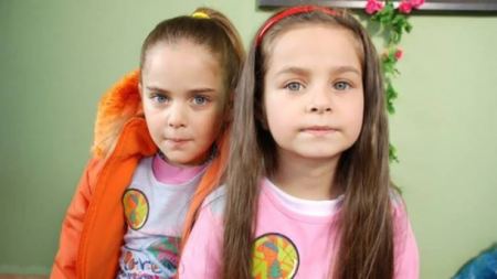 هل تذكرون طفلتي 'لحظة وداع'؟.. شاهدوا كيف أصبحتا اليوم