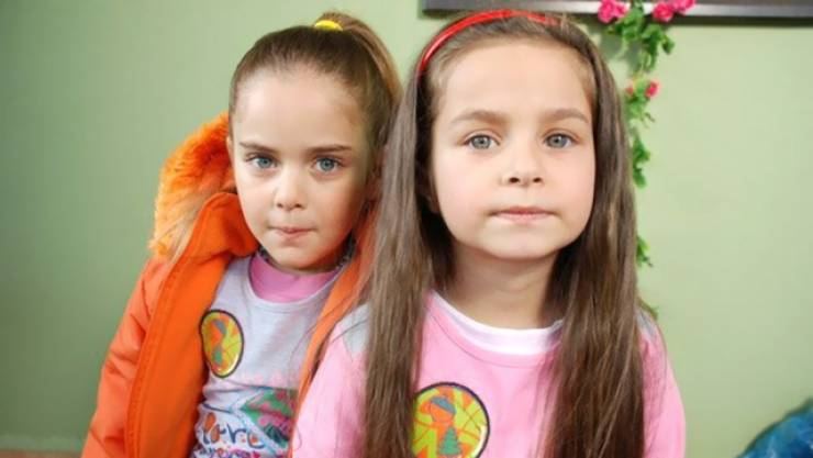 هل تذكرون طفلتي 'لحظة وداع'؟.. شاهدوا كيف أصبحتا اليوم