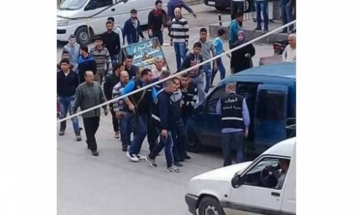  قتل شقيقه وأصاب والده ووقف يدخن سيجارته، والسبب 