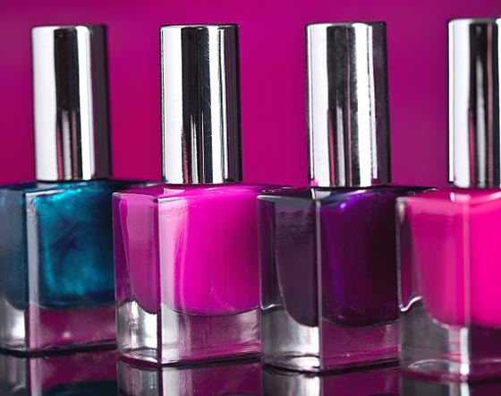 عليك ان تشعري بالقلق قبل ان تضعي طلاء الاظافر لان مخاطره عديدة