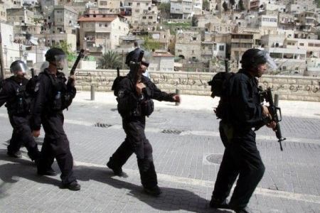 إصابة مسن واعتقال طفلين في القدس