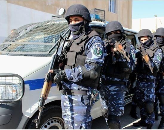 القبض على متهم بطعن والده و2 من اقربائه في يطا