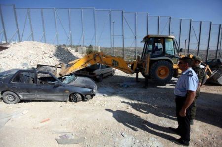 الشرطة تتلف 30 مركبة غير قانونية وتقبض على 8 مطلوبين في يطا