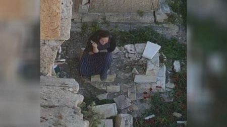 مستوطنتان تحطمان قبراً في مقبرة باب الرحمة في القدس