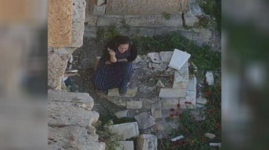 مستوطنتان تحطمان قبراً في مقبرة باب الرحمة في القدس