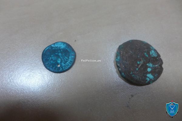 الشرطة تضبط ثلاث قطع معدنية اثرية وتلقي القبض على شخصين في جنين