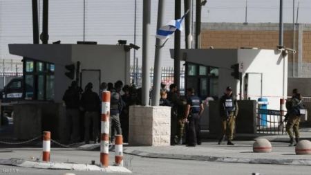 إغلاق طريق قلنديا القدس بسبب سقوط لوحة إعلانات