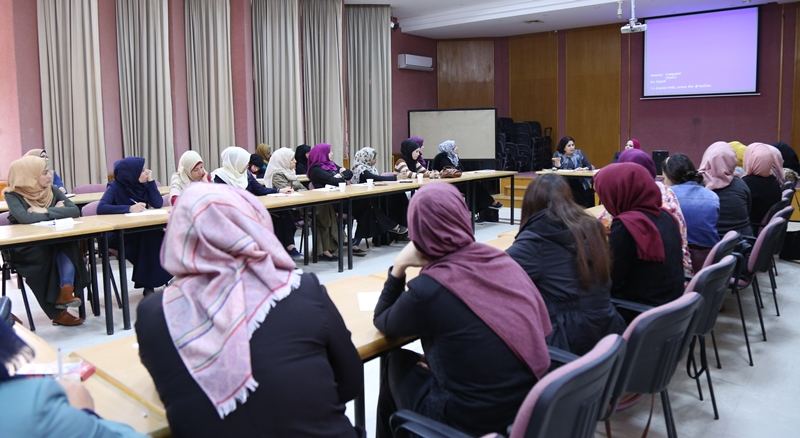  مركز شؤون المرأة يعقد حلقة نقاش حول 
