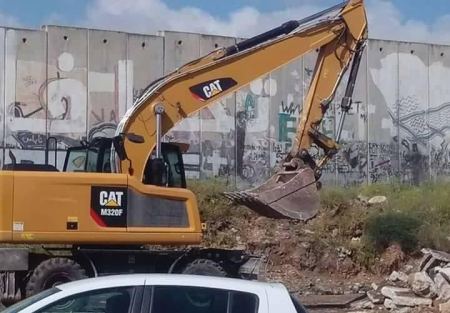 الاحتلال يهدم مقهى لتوسعة حاجز قلنديا العسكري