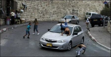 مستوطن يدهس طفلين شرق قلقيلية ويفر من المكان