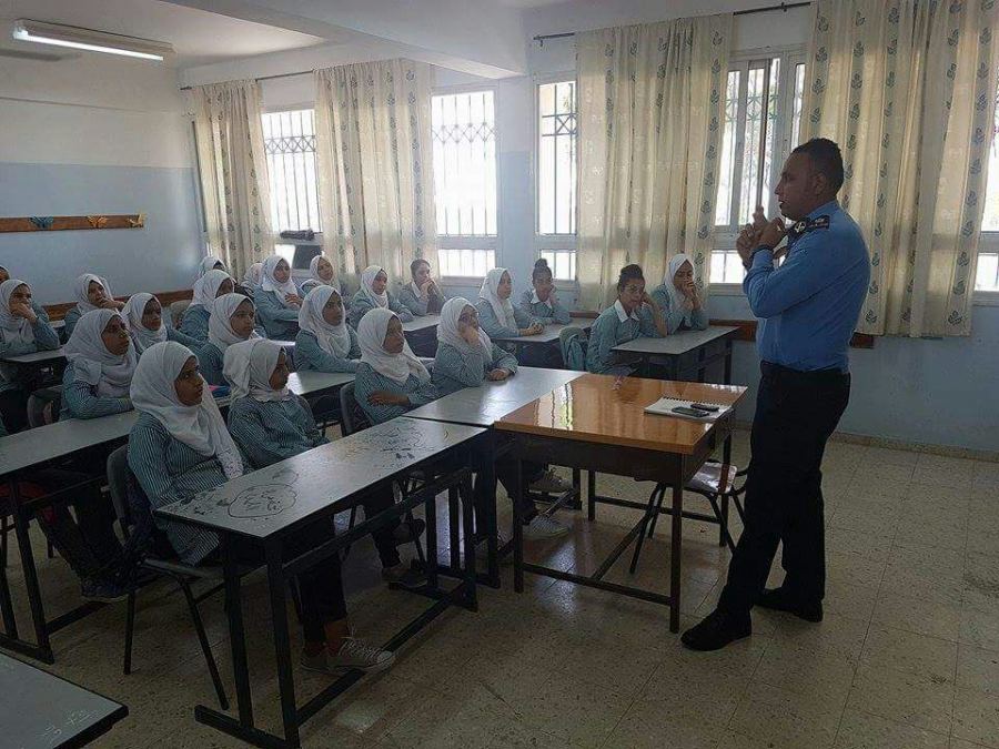 الشرطة تطلق مشروع التوعية حول الجرائم الالكترونية بمخيم عقبة جبر في أريحا