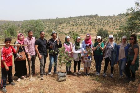 "التعليم البيئي" وفعاليات فقوعة و"نبض" ينفذون يومًا تطوعيًا