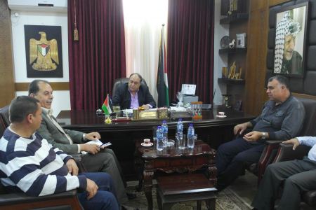  نقابة أصحاب مشاغل الخياطة تطلع محافظ جنين على تراجع صناعة الملابس المحلية وتدعو إلى التدخل العادة نهوض وتنمية قطاع صناعة النسيج المحلي