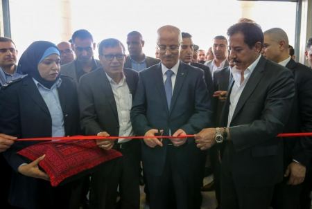 الحمد الله يفتتح قاعة القادمين في استراحة اريحا ويتفقد مرافقها