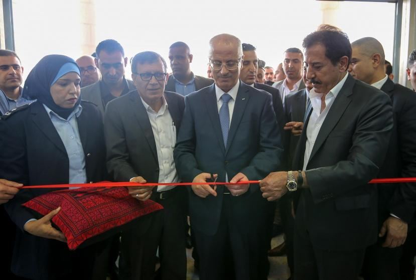 الحمد الله يفتتح قاعة القادمين في استراحة اريحا ويتفقد مرافقها