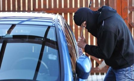 سرقة 300 الف شيكل من داخل مركبة في طولكرم
