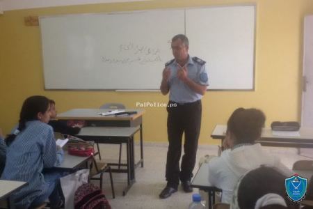 الشرطة تنظم محاضرة حول سلبيات الانترنت في مدرسة بنات قدورة موسى الاساسية في جنين