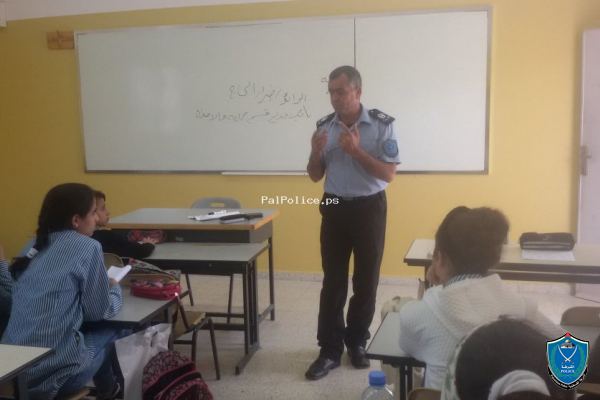الشرطة تنظم محاضرة حول سلبيات الانترنت في مدرسة بنات قدورة موسى الاساسية في جنين