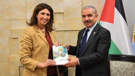  اشتية يتسلم التقرير السنوي للجهاز المركزي للإحصاء الفلسطيني