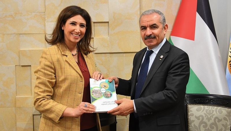  اشتية يتسلم التقرير السنوي للجهاز المركزي للإحصاء الفلسطيني